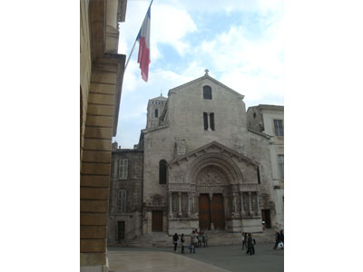 Pl. República: Iglesia S. Trophime