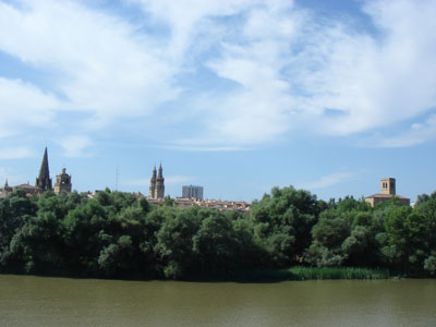 Río Ebro y perfil de la ciudad